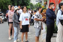 Người dân TPHCM xếp hàng dài, chờ mua sữa tuyết đang gây sốt mạng