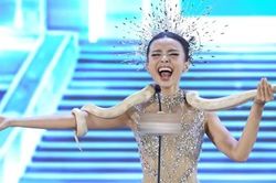 Bán kết Miss Grand Vietnam gặp sự cố, thí sinh quấn trăn hơn 5kg gây chú ý