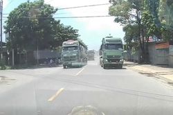 Ô tô đầu kéo ở Hà Nội vượt ẩu khiến tài xế xe ngược chiều 'đứng hình'