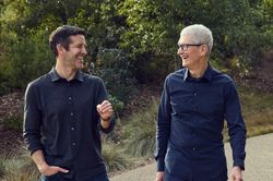 Apple lần đầu chạm mốc vốn hóa 5.000 tỷ USD