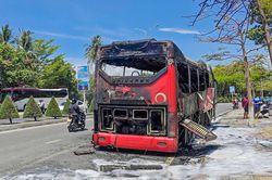 Xe khách bất ngờ bốc cháy dữ dội gần trường đại học, nhiều tiếng nổ phát ra