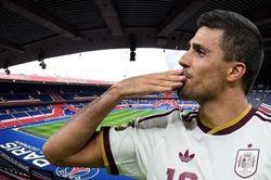 Rodri gạt phắt PSG, Chủ tịch Real Madrid duyệt ký ngay lập tức