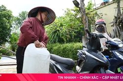 Thiếu nước gần 2 tháng, người dân chật vật đi chở từng can mỗi ngày