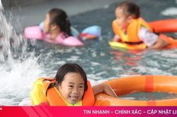 Những tấm vé bơi 0 đồng của ông chủ 9X