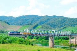 Vận tải tăng trưởng ấn tượng dù chịu tác động từ biến động giá xăng, dầu