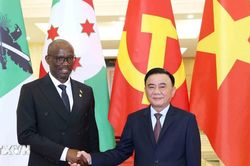 Thường trực Ban Bí thư Trần Cẩm Tú tiếp Tổng Thư ký Đảng CNDD-FDD Burundi