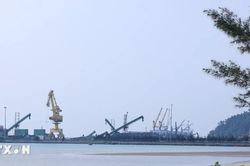 Huế huy động nguồn lực đầu tư hoàn thiện các bến và đê chắn sóng cảng Chân Mây