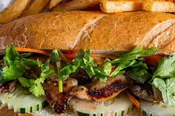 Điều tra vụ 84 người nghi ngộ độc thực phẩm sau ăn bánh mì tại Lâm Đồng