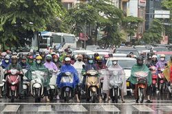Mưa lớn đúng giờ cao điểm, nhiều tuyến đường Hà Nội ùn tắc kéo dài
