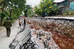 Xác định nguyên nhân vụ sụt lún tuyến đường ven sông ở Quảng Trị