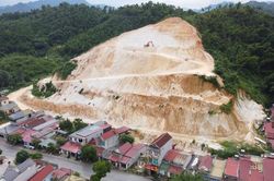 Mùa mưa bão đã 'gõ cửa', nhiều công trình chống sạt lở vẫn chưa hoàn thành