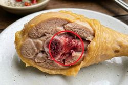 Thấy xương gà đỏ sau khi luộc, có nên ăn tiếp? Câu trả lời không như nhiều người nghĩ