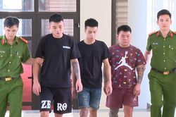 Bắt nhóm thanh niên dùng ô tô truy đuổi, bắt người rồi lấy cớ va quệt xe để cưỡng đoạt tiền