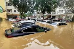 Chủ xe phải làm những gì khi ô tô ngập nước?