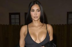 Kim Kardashian khoe đường cong với bodysuit xẻ sâu táo bạo