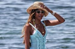 Phong cách thời trang đi biển của siêu mẫu Naomi Campbell ở tuổi 56