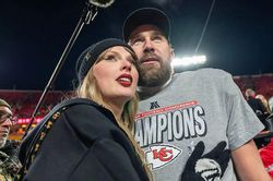 Khoảnh khắc Travis Kelce bật kh&oacute;c khi nh&igrave;n Taylor Swift bước v&agrave;o lễ đường được h&eacute; lộ