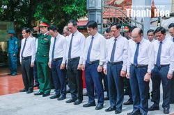 Đoàn đại biểu tỉnh Thanh Hóa dâng hương tại các khu di tích lịch sử cách mạng