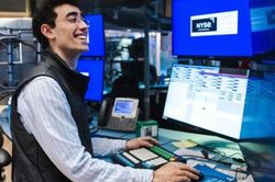 Dow Jones tăng hơn 500 điểm nhờ giá dầu giảm và xu hướng chuyển dịch khỏi cổ phiếu chip