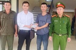 Bắc Ninh: Nhanh chóng xác minh, trao trả 100 triệu đồng cho người đánh rơi