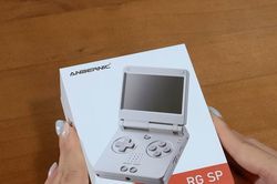 Anbernic RG SP: Máy chơi game gập lấy cảm hứng Game Boy Advance SP có gì đáng chú ý?