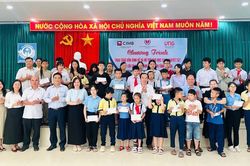 Trao sinh kế và hỗ trợ học sinh khuyết tật, mồ côi có hoàn cảnh khó khăn