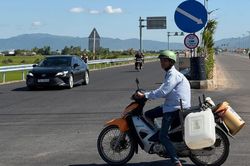 Đường chưa khai thác, nguy cơ tai nạn hiện hữu