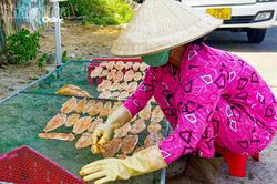 Chiếc vỉ phơi ở làng chài