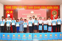 100 học sinh phường Nha Trang nhận quà tặng 'Nâng bước em đến trường'