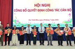 UBND x&atilde; T&acirc;y Ninh H&ograve;a c&ocirc;ng bố c&aacute;c quyết định về c&ocirc;ng t&aacute;c c&aacute;n bộ