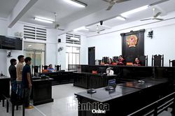 Giảm &aacute;n cho 3 bị c&aacute;o đ&aacute;nh, bắt giữ người v&igrave; nghi ngờ trộm t&ocirc;m trong đ&igrave;a