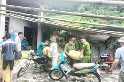 Lào Cai: Lực lượng chức năng hỗ trợ người dân thôn San Lùng di chuyển tài sản đến nơi an toàn