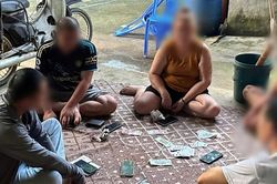 Công an xã Văn Bàn xử phạt 5 đối tượng đánh bạc