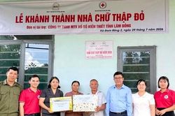 Trao tặng Nhà Chữ thập đỏ cho hộ gia đình khó khăn xã Đam Rông 2