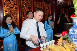 Hội Nh&agrave; b&aacute;o tỉnh d&acirc;ng hương tưởng niệm c&aacute;c Vua H&ugrave;ng