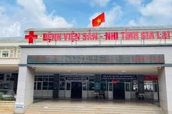 Tạm giữ hình sự cha dượng gây thương tích cho con riêng của vợ