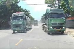 Mượn làn ngược chiều để vượt xe, tài xế xe đầu kéo bị phạt 5 triệu đồng, trừ điểm bằng lái