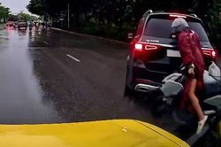 Đánh lái cắt 2 làn, Mercedes bị xe máy đâm trúng đuôi