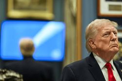 Tổng thống Trump mắc kẹt giữa hai cuộc chiến
