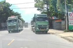 Thót tim cảnh xe đầu kéo lấn làn, vượt ẩu ở Hà Nội