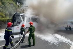 Xe ô tô khách bất ngờ bốc cháy trên đường ven biển Nha Trang