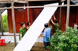 C&ocirc;ng an C&agrave; Mau gi&uacute;p người d&acirc;n khắc phục hậu quả d&ocirc;ng lốc