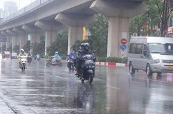Mưa r&agrave;o v&agrave; d&ocirc;ng diện rộng, H&agrave; Nội mưa rất to
