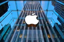 Apple lần đầu ti&ecirc;n đạt mốc vốn h&oacute;a 5.000 tỷ USD