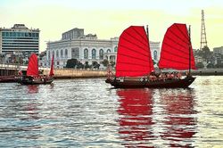 Du khách trải nghiệm đi thuyền ba vách trên vịnh Hạ Long
