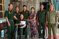 Ban Liên lạc Cựu chiến binh Trung đoàn 567 anh hùng tặng quà tri ân người có công với cách mạng