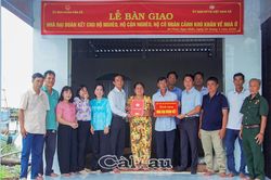 Trao mái ấm, tiếp thêm động lực cho hộ nghèo vươn lên