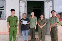 Cô gái trẻ từ nước ngoài về không xu dính túi và cuộc gọi cầu cứu từ chiếc điện thoại mượn