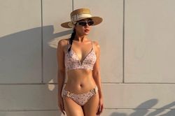 Không thể rời mắt trước sắc vóc quyến rũ của Văn Mai Hương cùng bikini