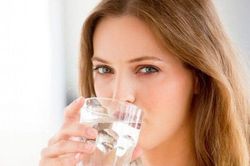 5 sai lầm khi uống nước đá ngày nắng nóng nhiều người mắc phải, có thể gây hại cho sức khỏe